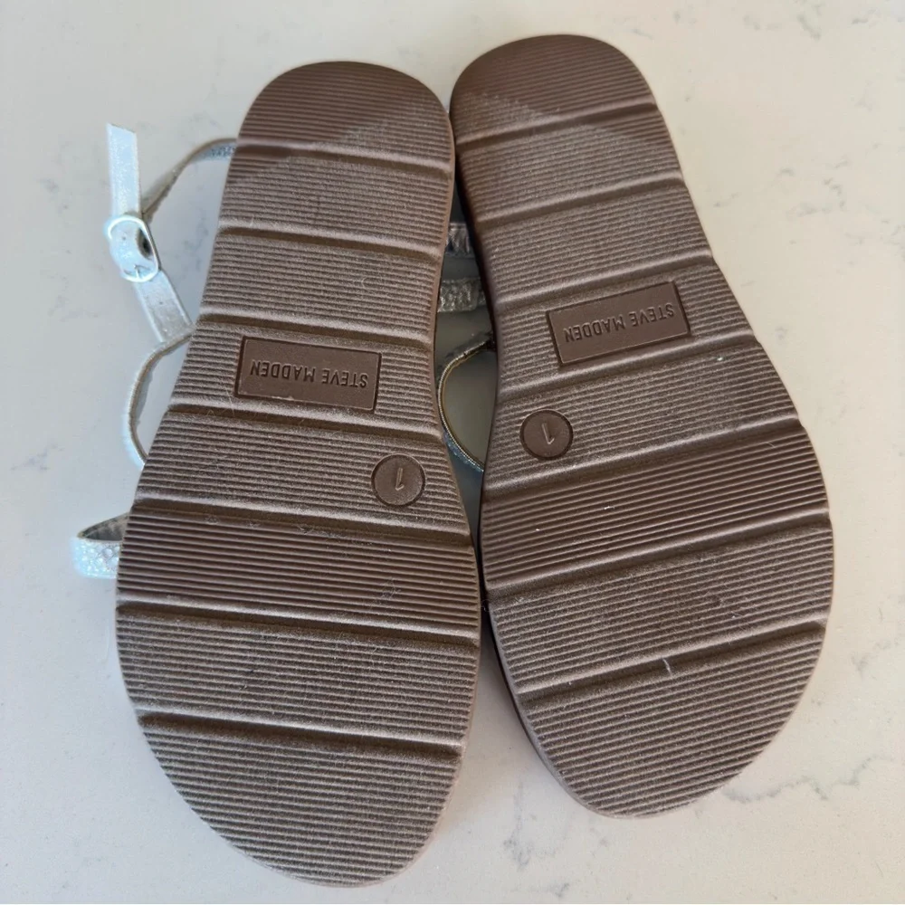 New Steve Madden Girl’s Jpolly Strappy Buckle sandal in silver Size: 1